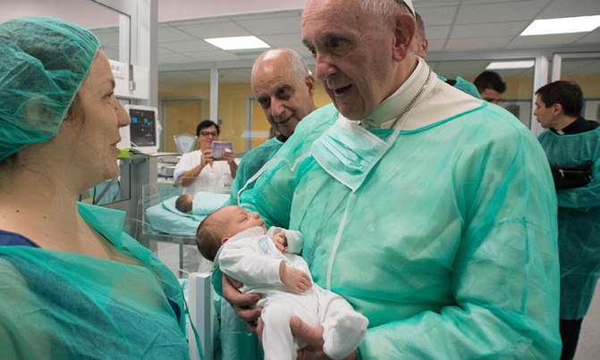 Pope makes surprise visit to Rome hospitals Pope makes surprise visit to Rome hospitals