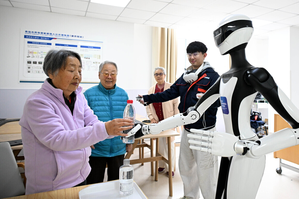 (ShandongHorizon) CHINA-SHANDONG-QINGDAO-ROBOT-ELDERLY CARE-CENTER (CN)