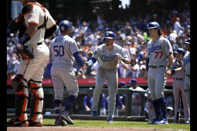 Dodgers overcome injury to Clayton Kershaw, sweep Giants
