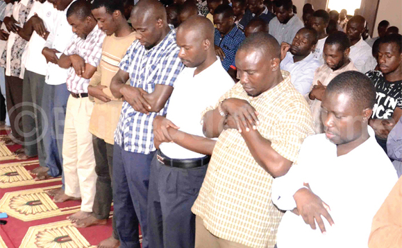Abasiraamu nga basaala ku muzikiti e Nakasero. Abasiraamu nga basaala ku muzikiti e Nakasero.