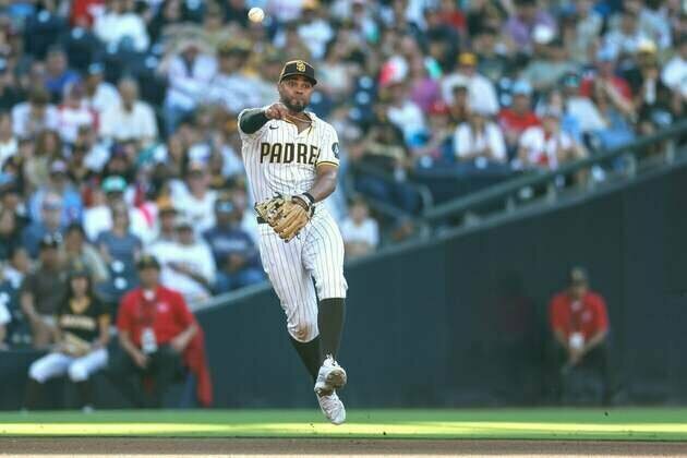 Jackson Merrill snaps slump with 2 HRs to help Padres edge Phillies