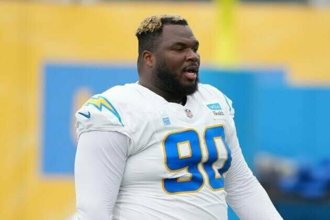 Report: NFL fines Chargers DT Teair Tart for slap