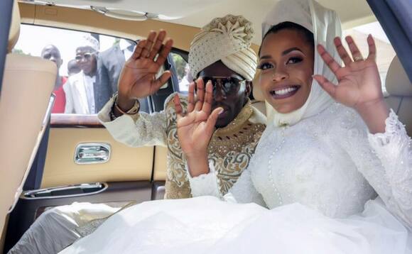 Bambuga ku mukolo gw'embaga yaabwe Bambuga ku mukolo gw'embaga yaabwe