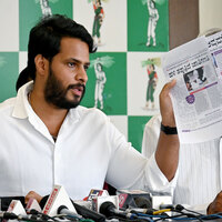 "K'taka ministers busy cooking excuses": Congress-JDS duel over investments, traffic woes