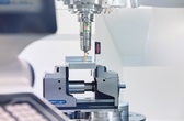 Intelligent toolholder controls the cutting process in real time