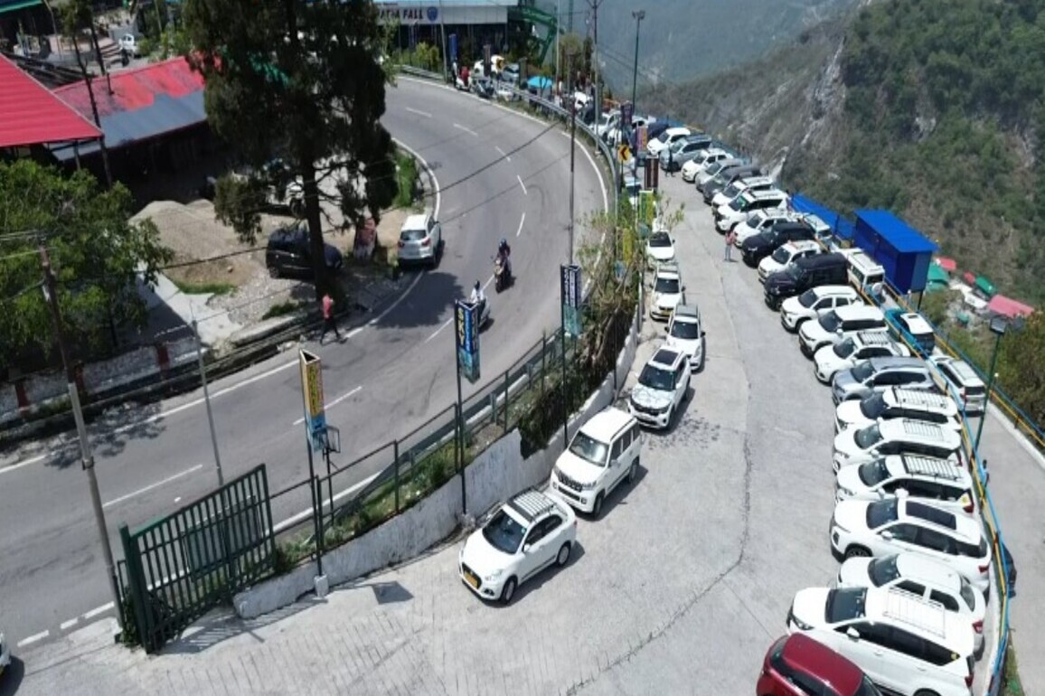 Massive tourist influx causes heavy traffic on Dehradun-Mussoorie route; Police divides city into 4 super zones