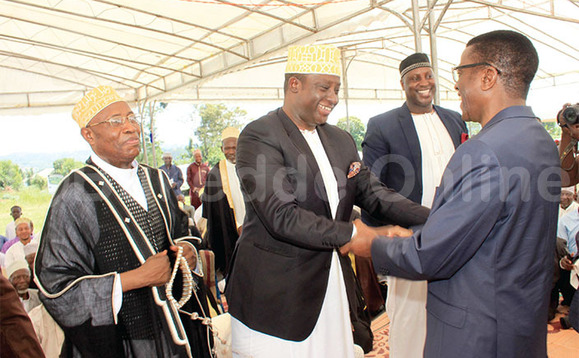 Katikkiro Mayiga ng’abuuza Omulangira Kasim Nakibinge. Ku ku kkono ye Supreme Mufti Ndirangwa, ne muto wa Nakibinge Omulangira Kalifan Kakungulu. Katikkiro Mayiga ng’abuuza Omulangira Kasim Nakibinge. Ku ku kkono ye Supreme Mufti Ndirangwa, ne muto wa Nakibinge Omulangira Kalifan Kakungulu.
