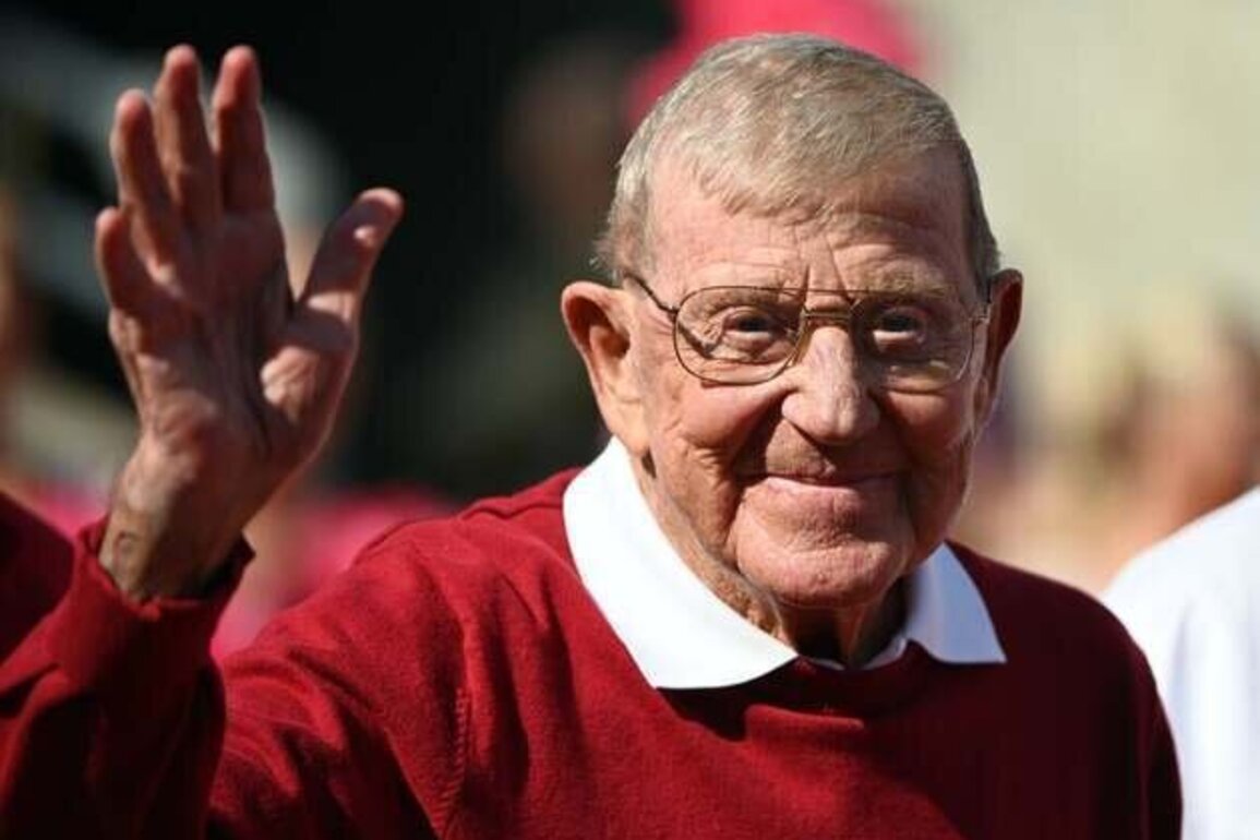 Reports: Coaching legend Lou Holtz in hospice care