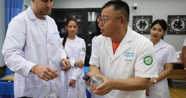Foreign students learn TCM in NE China's Liaoning