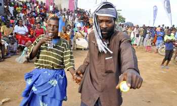 Omusawo w'ekinnansi ne bba. Omusawo w'ekinnansi ne bba.