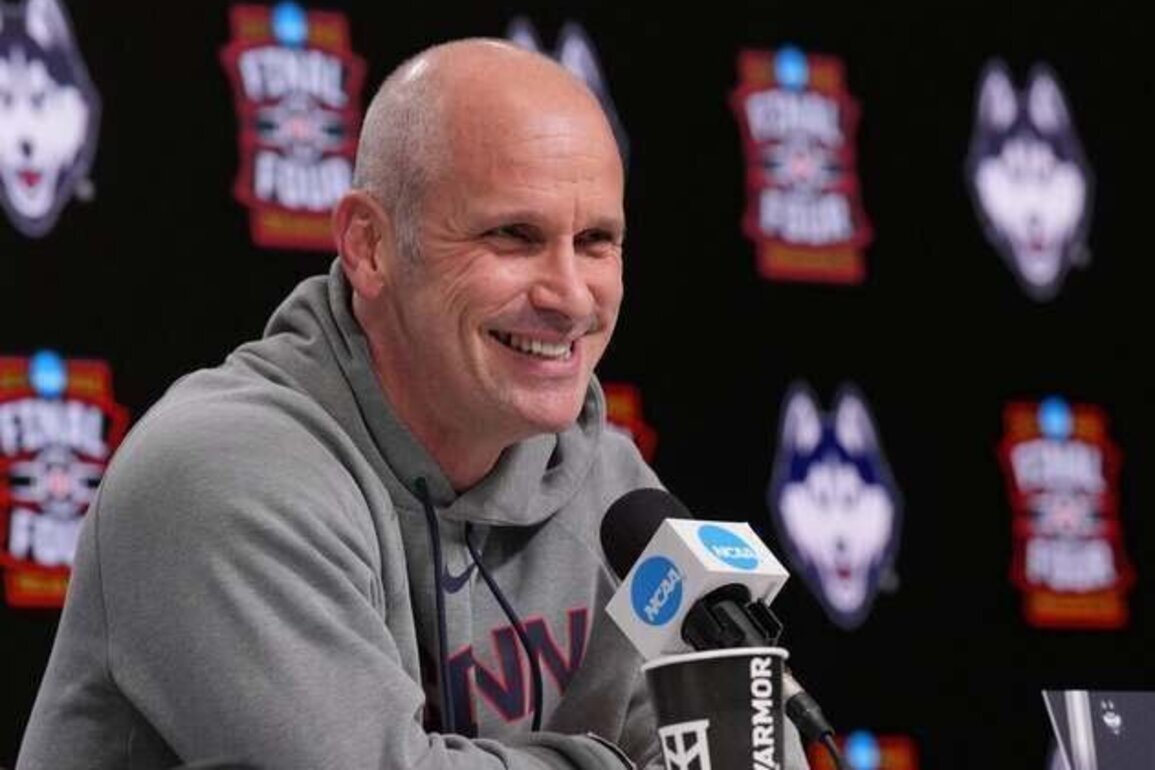 UConn coach Dan Hurley refocuses Huskies: 'Here for ring, not watch'