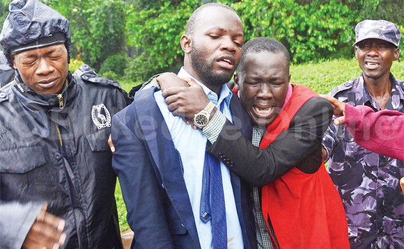 Akulira abayizi e Makerere, Papa Were Salim ng'akuba omulanga wamu n'abaserikale oluvannyuma lwa ttiyaggaasi okusonsomola Akulira abayizi e Makerere, Papa Were Salim ng'akuba omulanga wamu n'abaserikale oluvannyuma lwa ttiyaggaasi okusonsomola