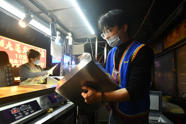 CHINA-GUANGXI-NANNING-NIGHT MARKET-YOUNG COUPLE-BUSINESS VENTURE (CN)