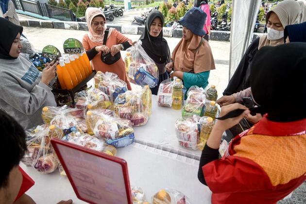 Asia Album: Indonesia launches cheap food market program during Ramadan
