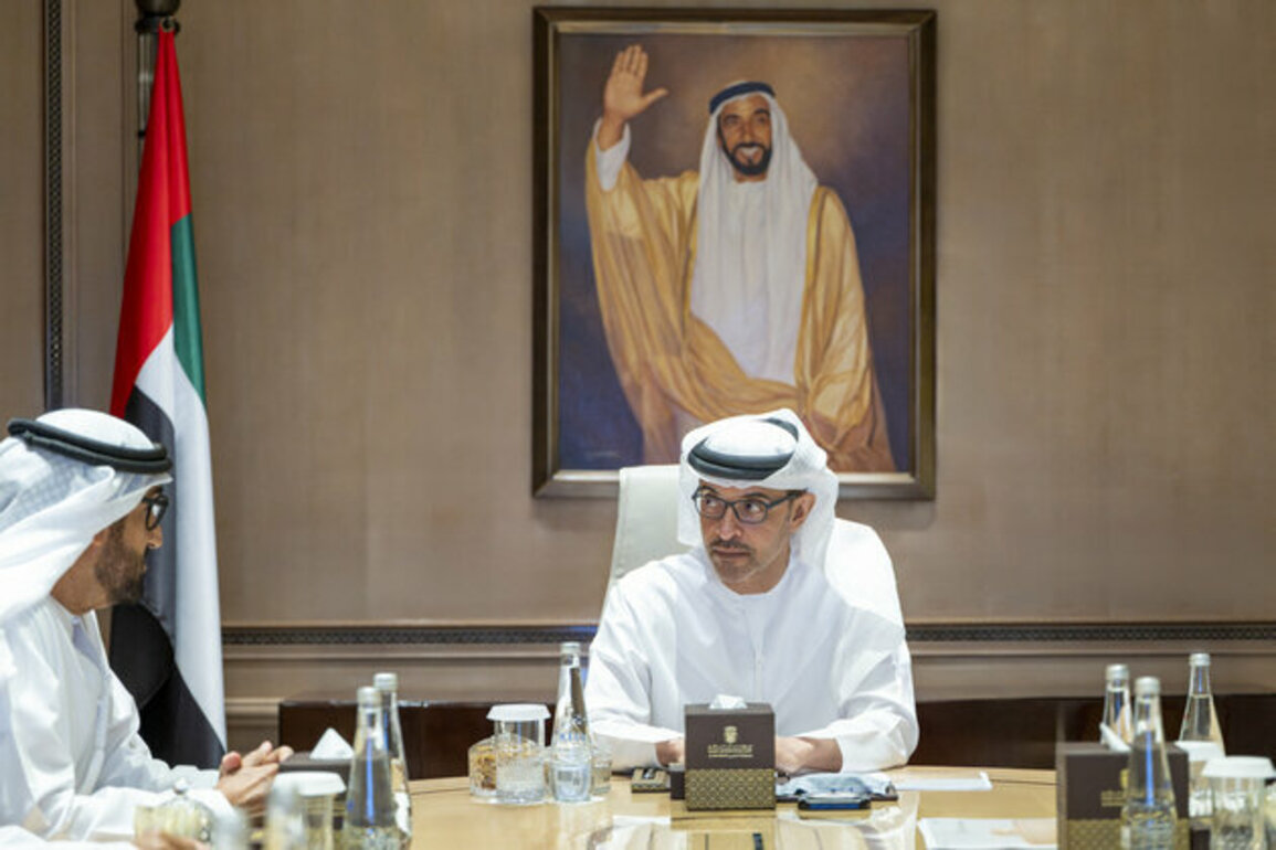 Hazza bin Zayed receives delegation from Abu Dhabi Heritage Authority, reviews strategic projects in Al Ain Region