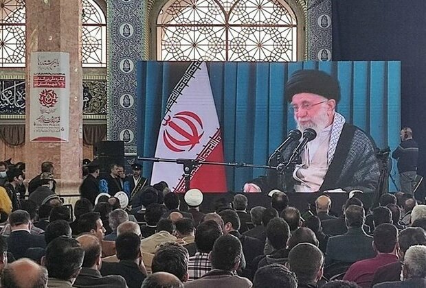 Leader Underlines Keeping Memory of Martyrs Alive