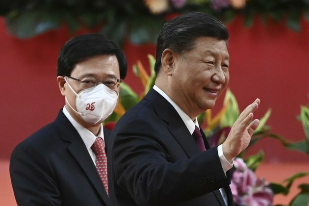 China&#039;s Xi swears in new Hong Kong leader