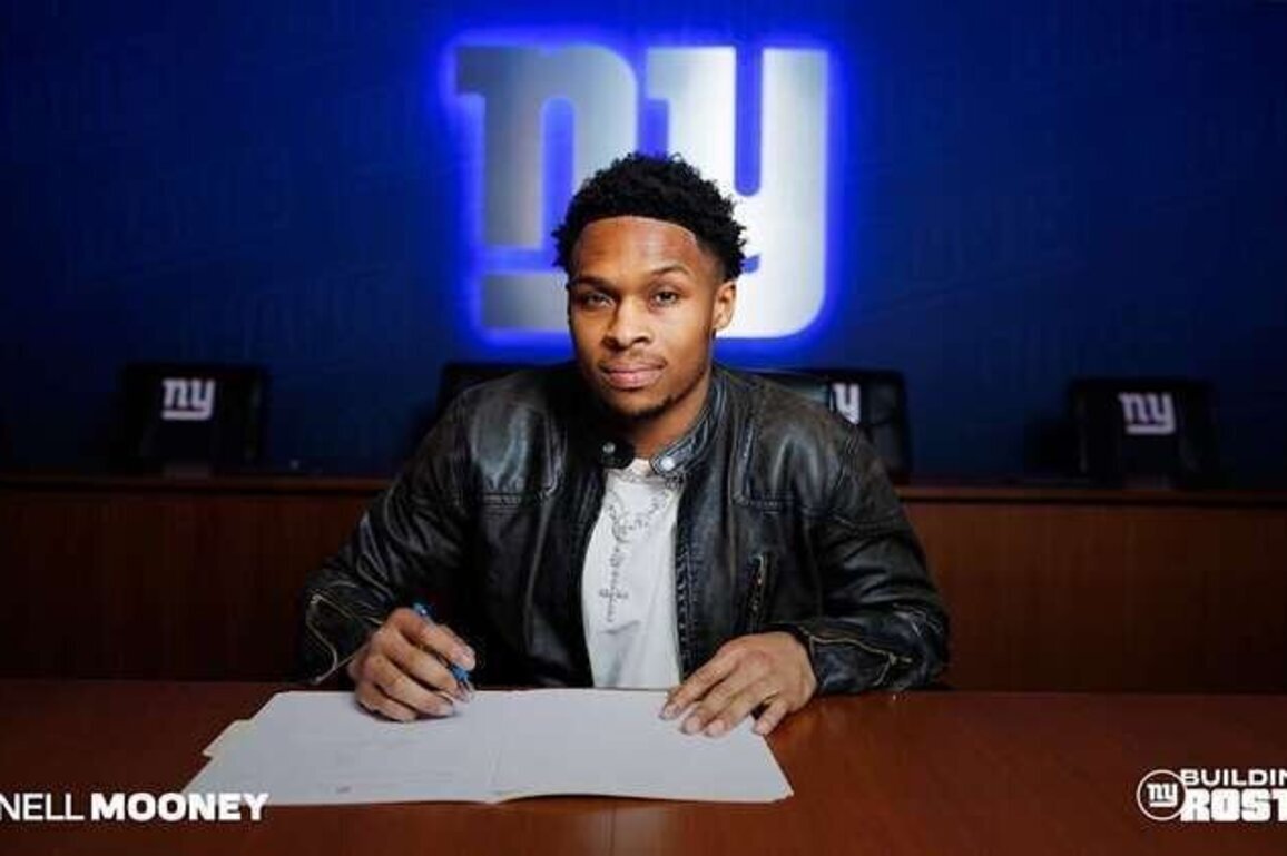 Giants sign wide receiver Darnell Mooney