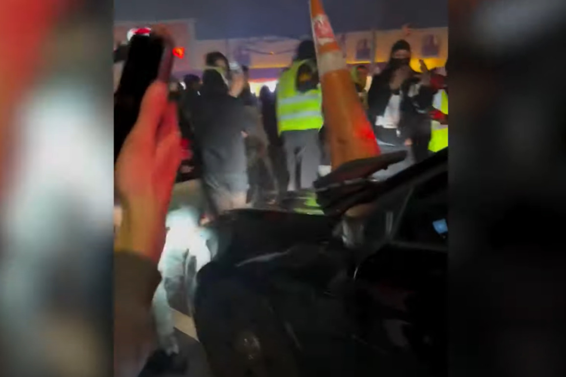 Mob swarms NYPD cruisers during chaotic Queens car meetup