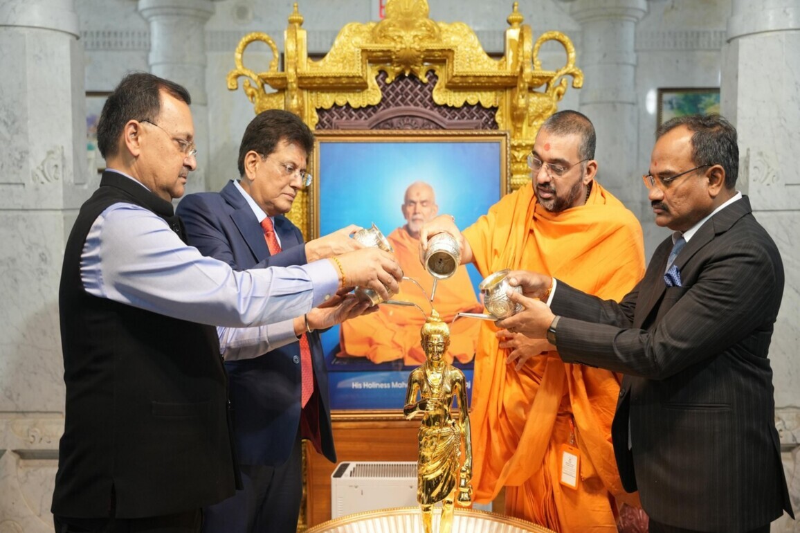Canada: Piyush Goyal offers prayers at BAPS Swaminarayan Temple in Toronto