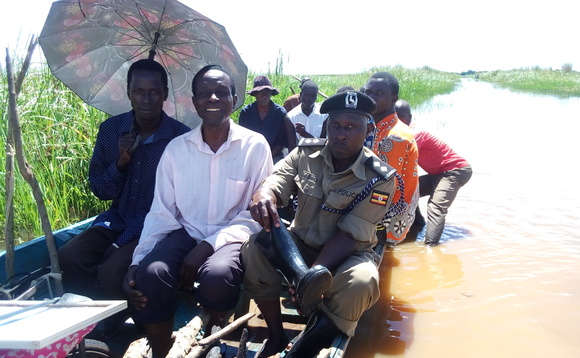 Abakozesa oluguudo okuva e Kawongo mu Galiraaya mu Kayunga nga batudde mu lyato oluvanyuma lw'amazzi okwanjaala ne gajjawo oluguudo. Ekif; SAUL WOKULIRA Abakozesa oluguudo okuva e Kawongo mu Galiraaya mu Kayunga nga batudde mu lyato oluvanyuma lw'amazzi okwanjaala ne gajjawo oluguudo. Ekif; SAUL WOKULIRA