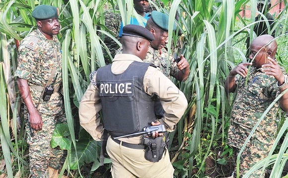 Amagye ne poliisi nga beetoolodde omulambo gw’omubbi. Amagye ne poliisi nga beetoolodde omulambo gw’omubbi.