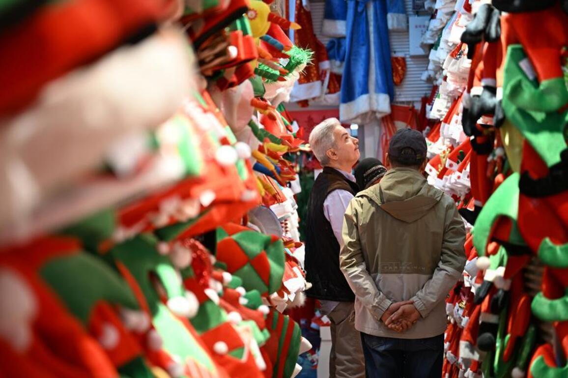 Chinese small goods illuminate global festivals with innovation, culture