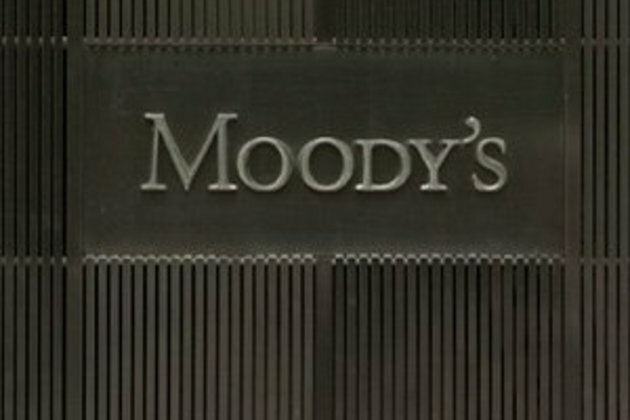 Foreigners dumping R2bn a day in SA bonds as junk status looms
