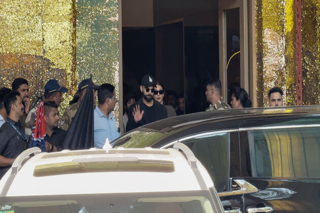 Pap Diaries: Virat Kohli, Anushka Sharma spotted at Mumbai airport