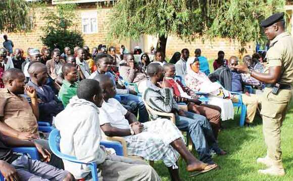 Ronald Wotwali ng’ayogera eri abatuuze. Ronald Wotwali ng’ayogera eri abatuuze.