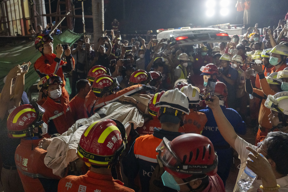 (SpotNews)MYANMAR-MANDALAY-EARTHQUAKE-CHINA SEARCH AND RESCUE TEAM-SURVIVOR