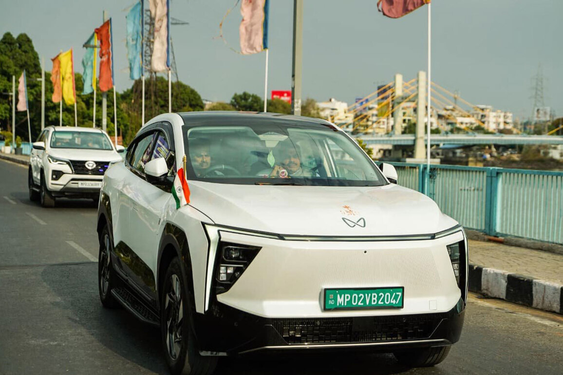 MP CM Yadav travels in EV to promote clean energy, fuel conservation