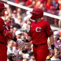 Reds post 4-run 1st, add on to even series with Angels