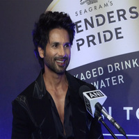 Shahid Kapoor hopes to "work more, spend more time with family" in the New Year