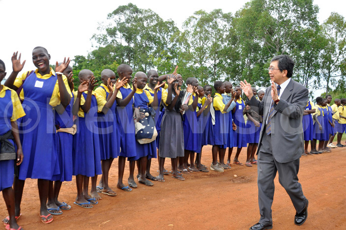  he mbassador of mbassy of apan azuaki ameda waves to pupils of piya rimary chool on arrival to inspect the girls dormitory constructed by the apanese overnment in ulu district 