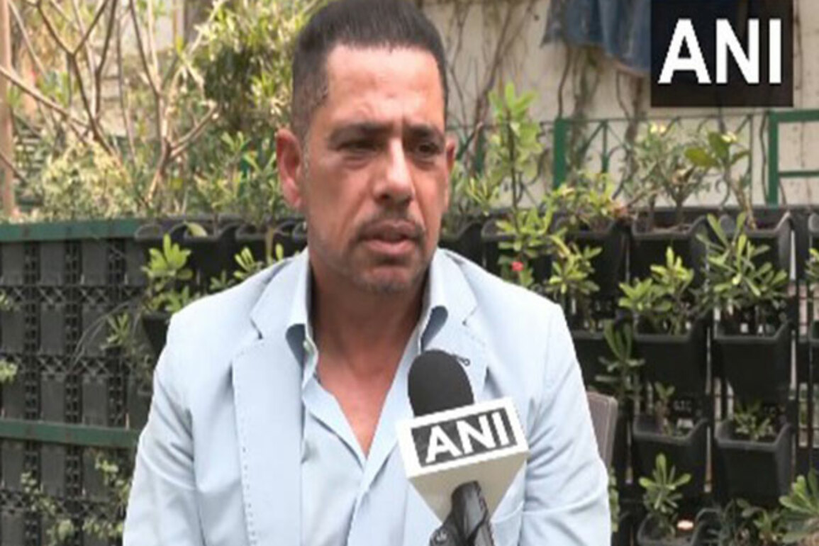 "Hum kisi se darte nahi hai...we are being targeted": Robert Vadra reaches ED office for second round of questioning