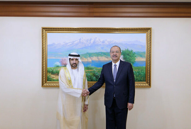 Hamdan bin Mohammed meets with Prime Minister of Uzbekistan