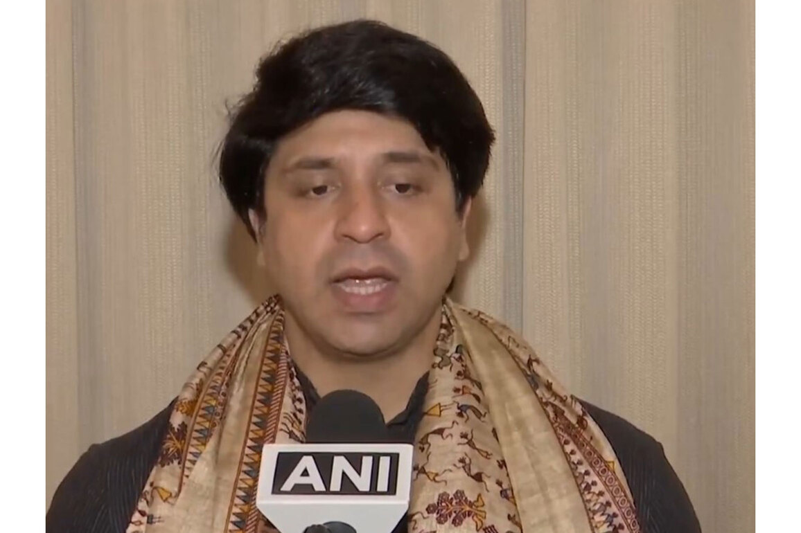 BJP hails Tharoor's article on dynastic politics, targets Congress leadership