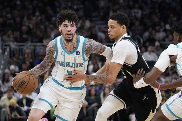 Giannis Antetokounmpo's late dunk lifts Bucks past Hornets