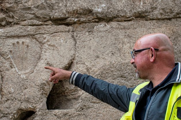 Ancient Jerusalem Hand Imprint Baffles Israel Experts