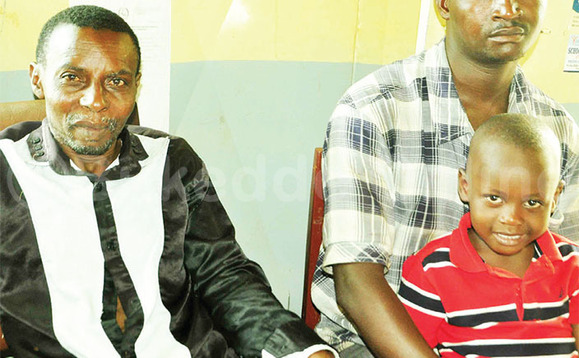 Kimuli ( ku ddyo) ne mutabani we. Ku kkono ye Kaddu jjajja w’omwana Kimuli ( ku ddyo) ne mutabani we. Ku kkono ye Kaddu jjajja w’omwana