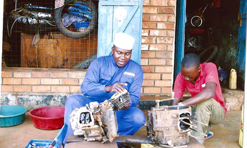 Mudhasi ng'akanika yingini ya pikipiki Mudhasi ng'akanika yingini ya pikipiki