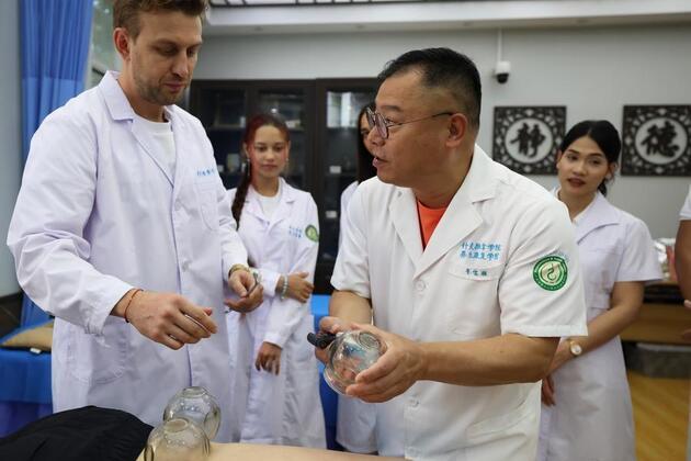 Int'l Exchange | Foreign students learn TCM in NE China's Liaoning