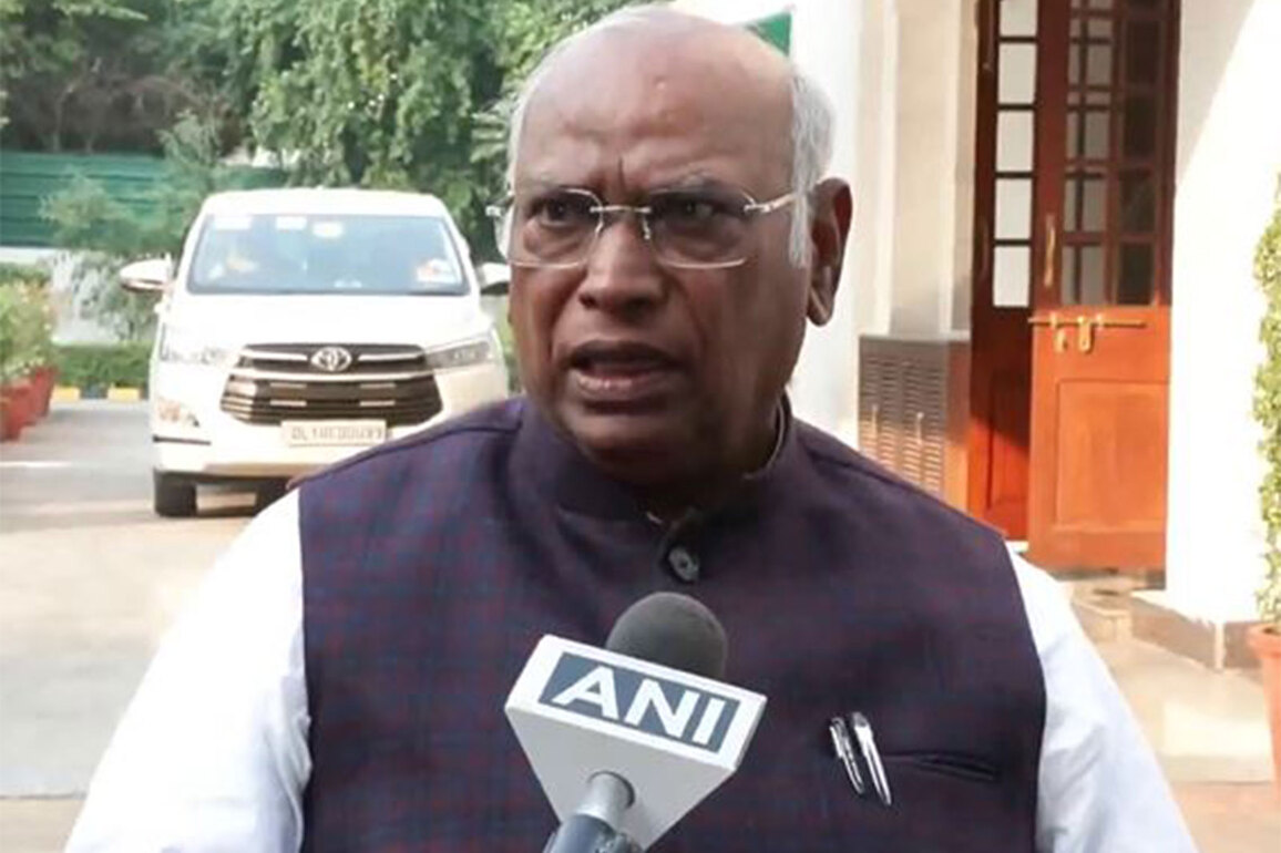 Mallikarjun Kharge slams BJP's '160+ seats' prediction, calls Jungle Raj 'old issue' & double-engine 'failure'