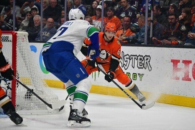 Ducks escape early hole, end Canucks' head-to-head hex