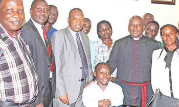 Rwakabaale (owookusatu ku kkono), omumyuka we Godfrey Mpyangu (amuddiridde ku kkono), Can. Kasirye n’abamu ku bakozi ba KCCA oluvannyuma lw’okusaba. Rwakabaale (owookusatu ku kkono), omumyuka we Godfrey Mpyangu (amuddiridde ku kkono), Can. Kasirye n’abamu ku bakozi ba KCCA oluvannyuma lw’okusaba.