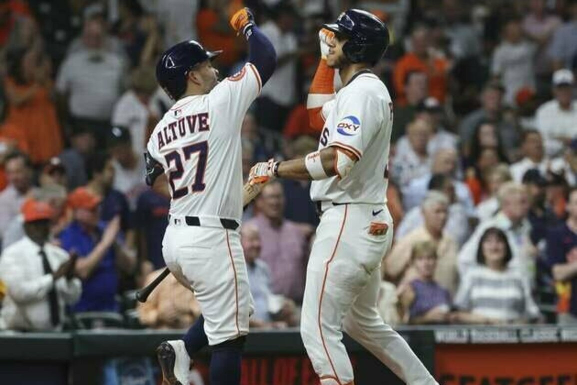 Astros score 4 in 8th to earn comeback win over Yankees