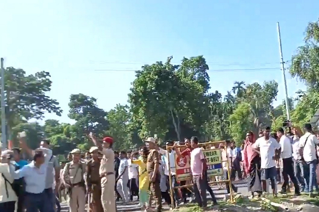Violent protest erupts outside Baksa jail, stones pelted on vehicles carrying accused in Zubeen Garg death case