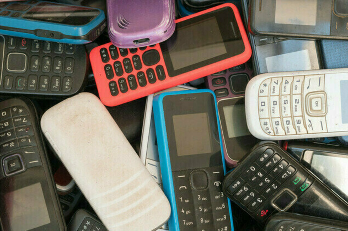 EU issuing US-bound staff with burner phones  FT