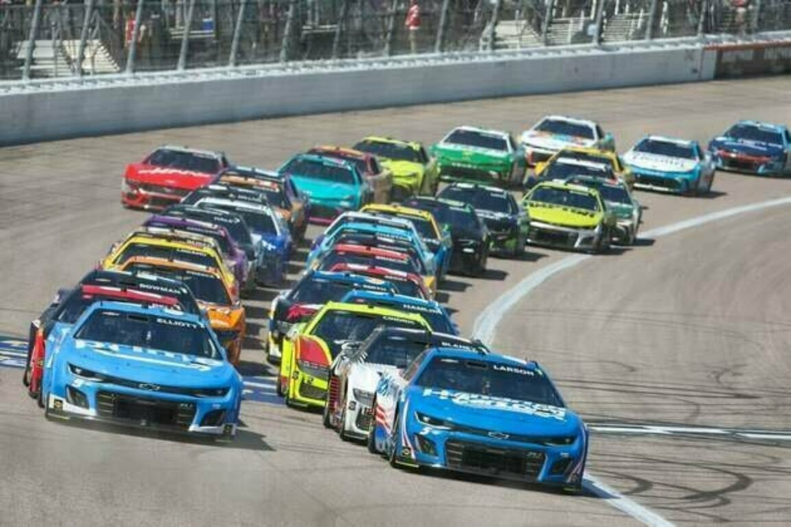 Polesitter Kyle Larson dominates to capture AdventHealth 400